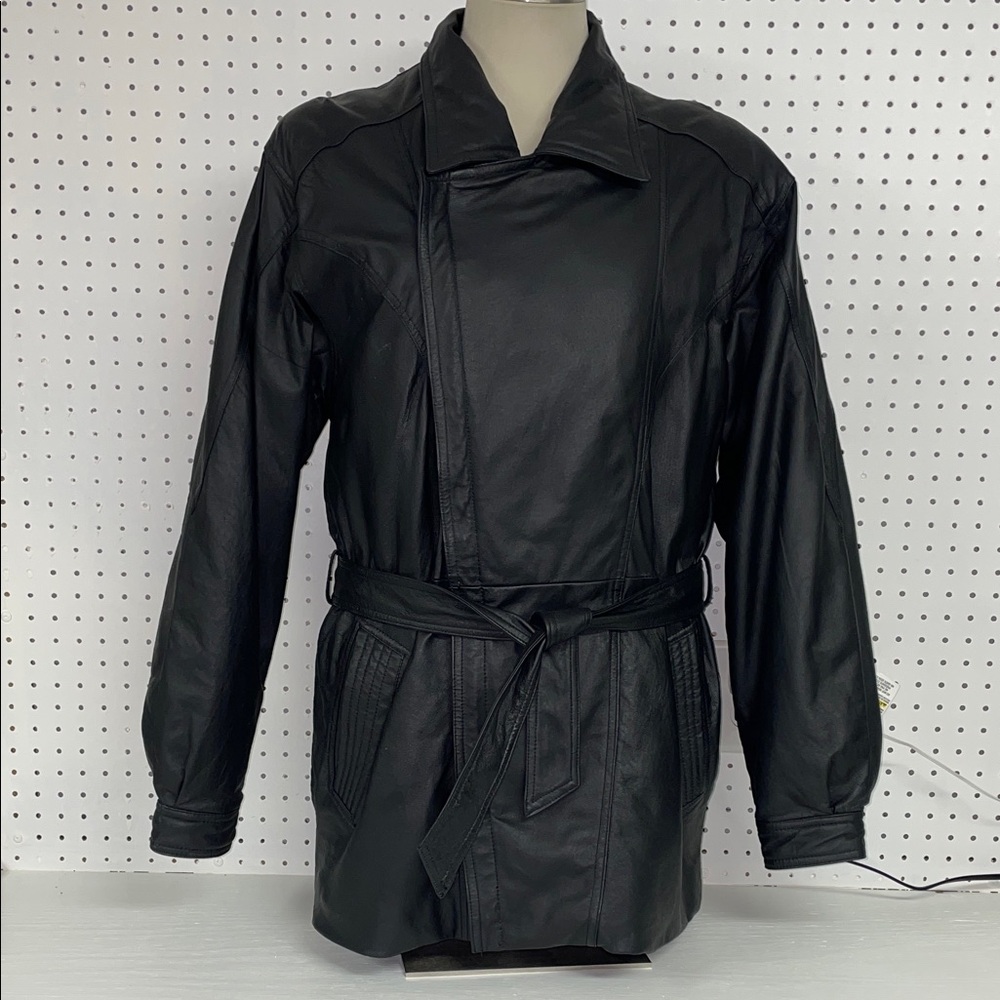 Vintage Leather Jacket. Removable lining. Black.  Size Medium. Tie Belt.‎